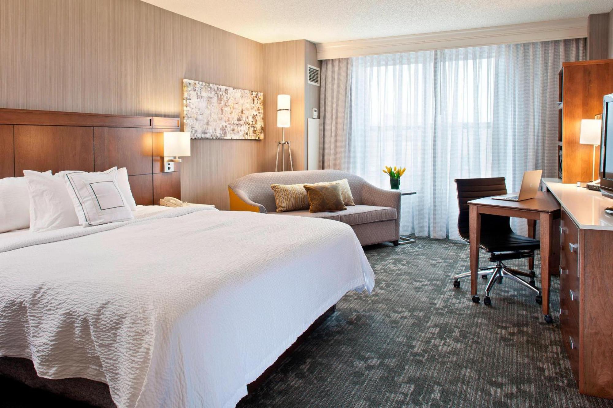 คอร์ตยาร์ด พูโบล ดาวน์ทาวน์ Hotel พัวโบล ภายนอก รูปภาพ