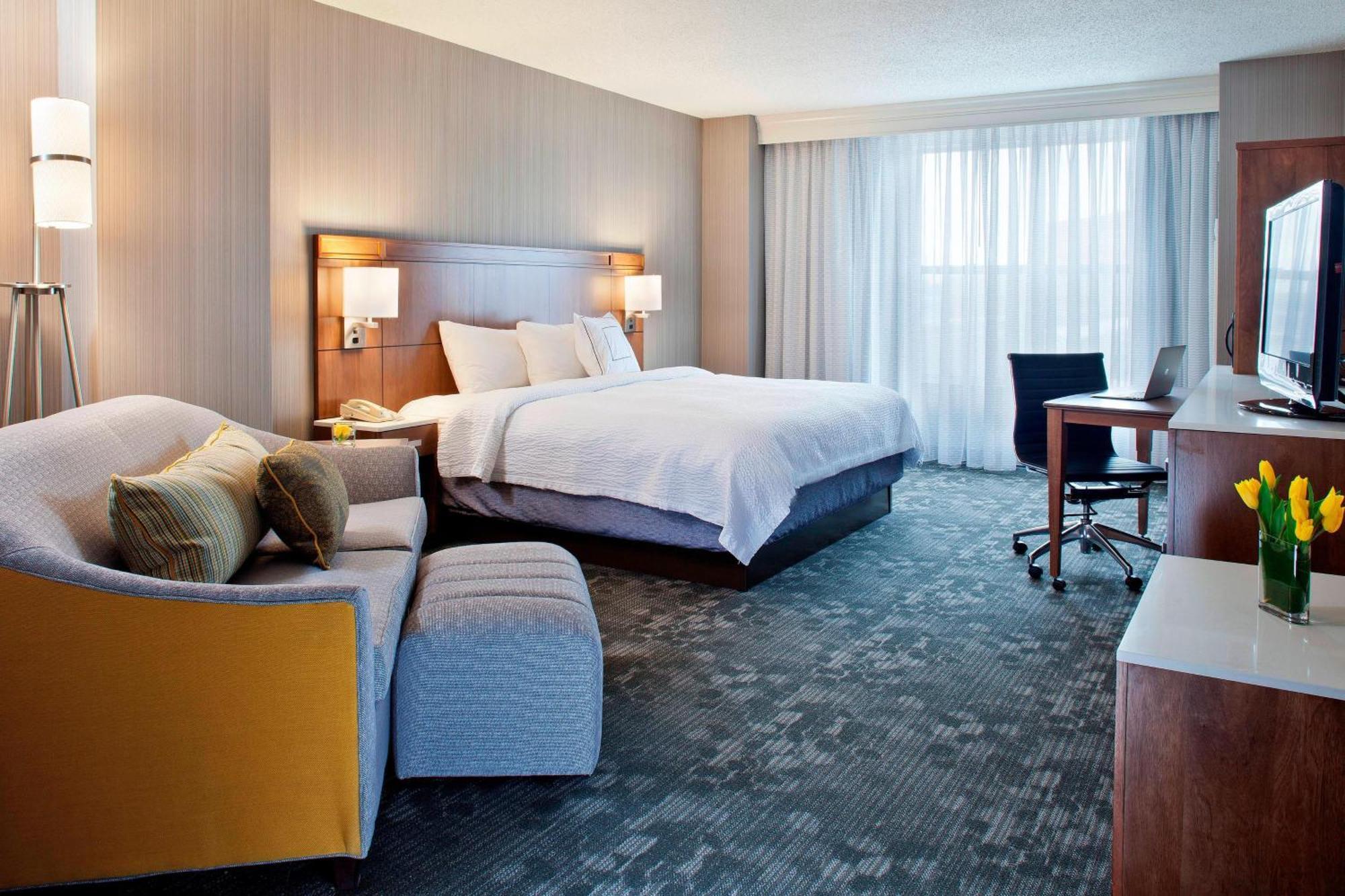 คอร์ตยาร์ด พูโบล ดาวน์ทาวน์ Hotel พัวโบล ภายนอก รูปภาพ