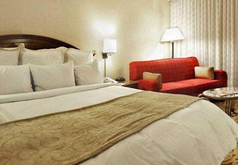 คอร์ตยาร์ด พูโบล ดาวน์ทาวน์ Hotel พัวโบล ภายนอก รูปภาพ